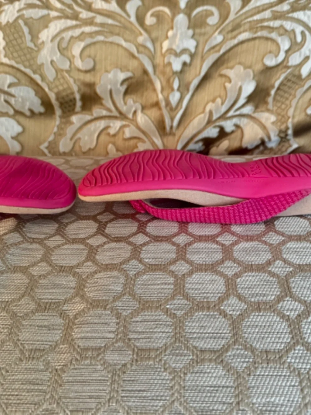 Vionic Mattie Thong Sandal In Bright Pink - Size 8 - EUC